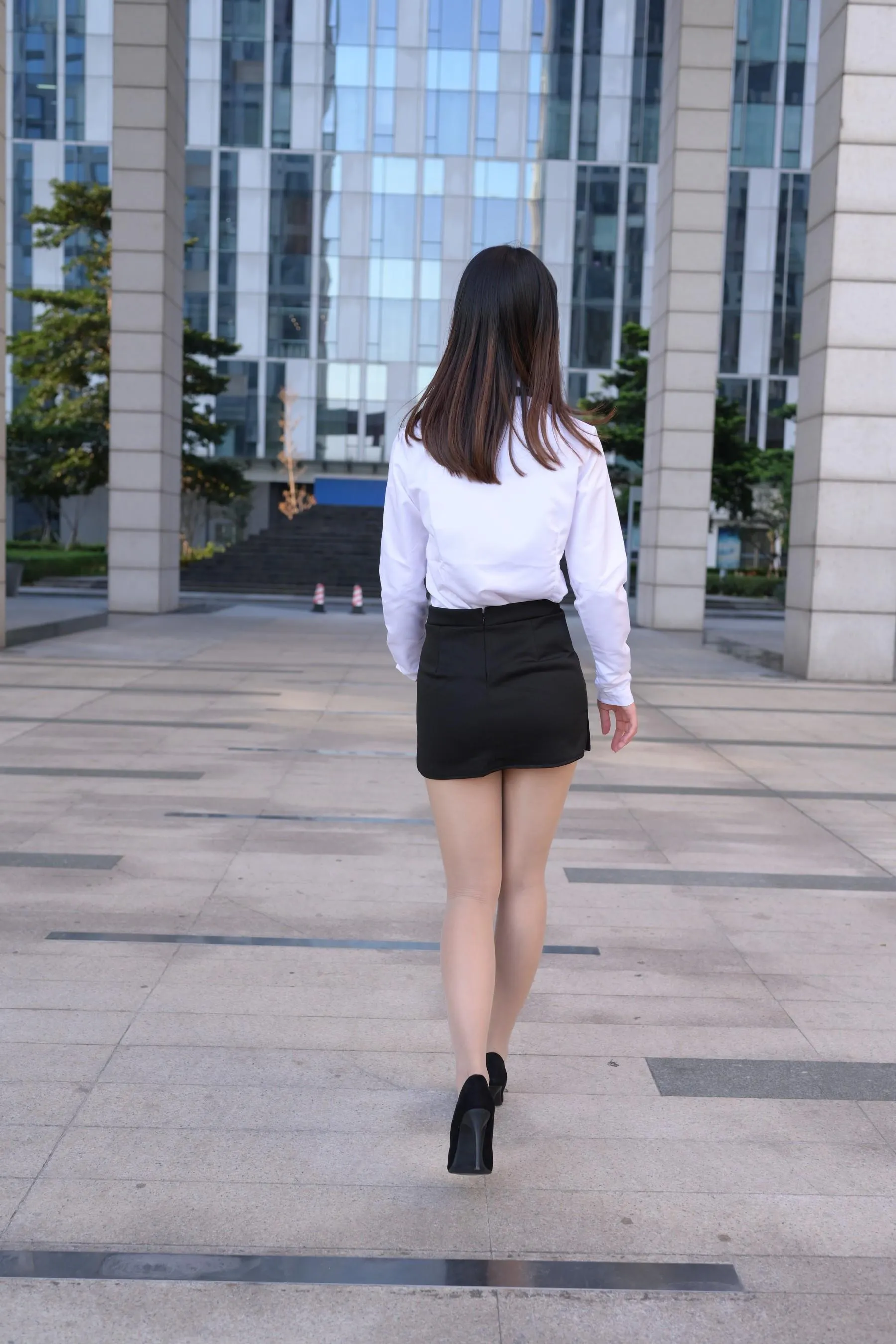 [魔镜街拍] NO.082 SM_0006街拍肉丝高跟制服ol小姐姐 [203P]插图